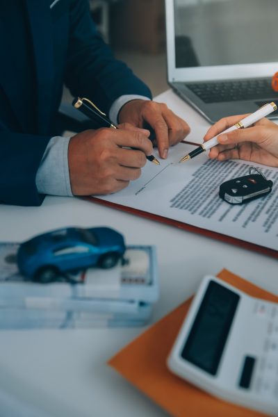 Insurance officers hand over the car keys after the tenant. have signed an auto insurance document or a lease or agreement document Buying or selling a new or used car with a car